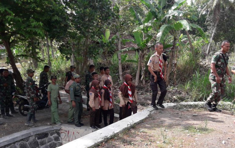 Anggota Saka Wira Kartika Antusias Saat Dilatih Satgas TMMD