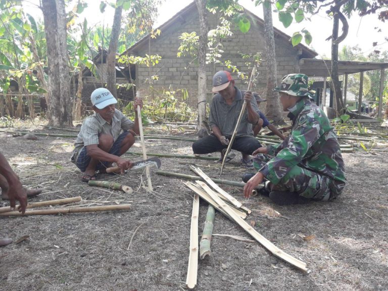 Warga dan Satgas TMMD Siapkan Bambu Untuk Pasang Umbul Umbul
