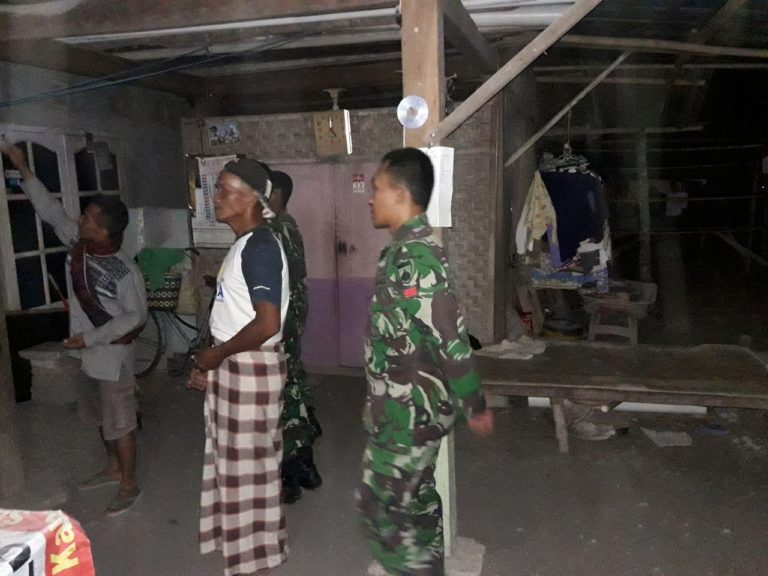 Ronda Malam Di Lakukan Satgas TMMD Bersama Warga Dusun Temuwuh