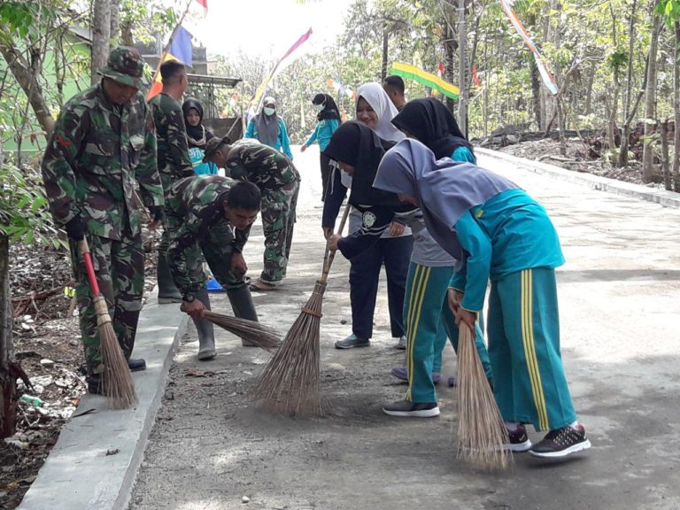 Selesai Kegiatan Olahraga Dikampus Mahasiswa UNISA Datang Ke Lokasi TMMD