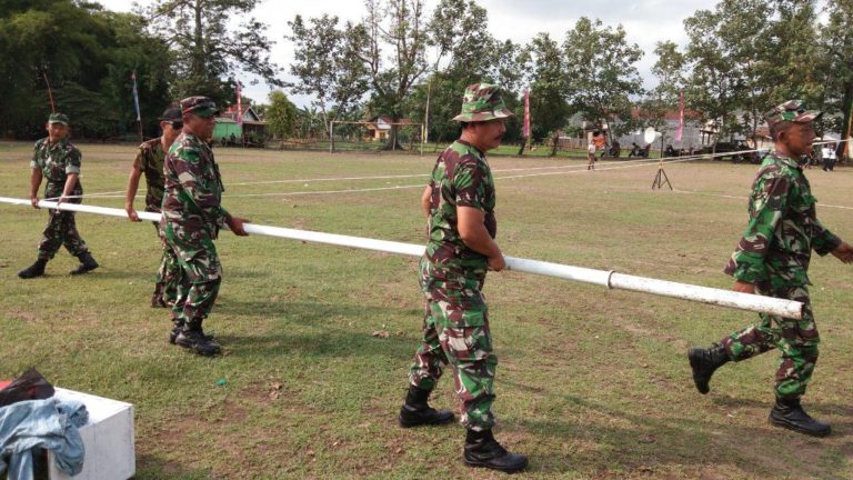 Tiang Bendera disiapkan Dilapangan Desa Balecatur Untuk Upacara Penutupan TMMD