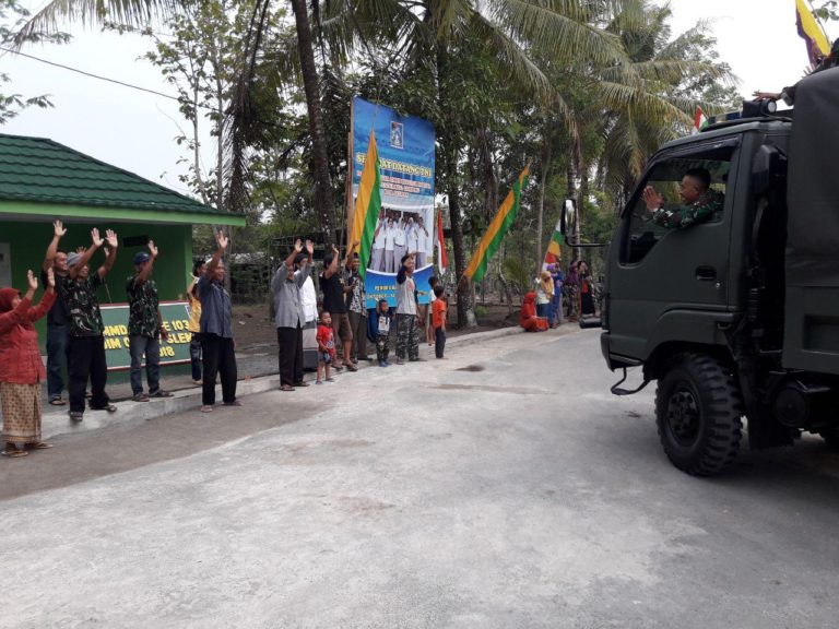 Warga Hadang Mobil Satgas TMMD Untuk Sekedar Melepas Dan Melambaikan Tangan