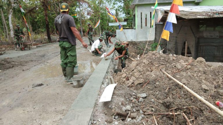 Meski Cuaca Sering Hujan Satgas TMMD Tetap Semangat Lanjutkan Pembangunan