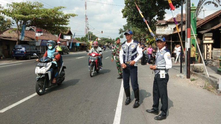 Dinas Perhubungan Kabupaten Slemandan Provost Kodim SlemanLakukan Rekayasa LaluLintas