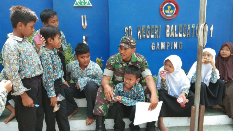 Sela Istirahat Satgas TMMD Kenalkan Dunia Tentara Pada Murid SD