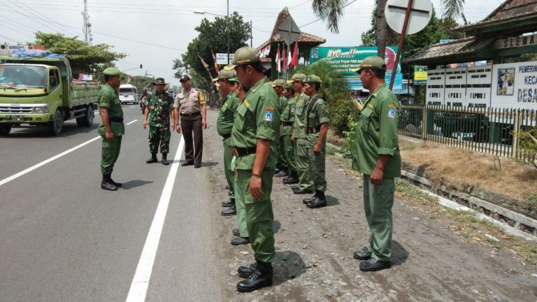 Satgas TMMD Latih Berbaris Anggota Linmas Desa Balecatur