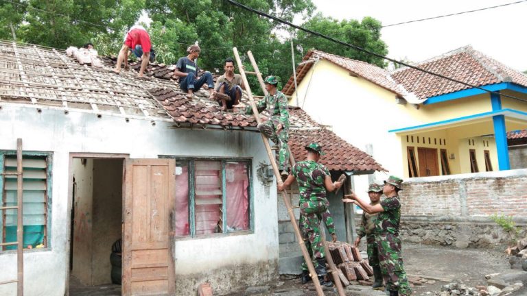 Semangat Warga Dan Satgas TMMD Turunkan Genteng Dalam Waktu Satu Jam Saja