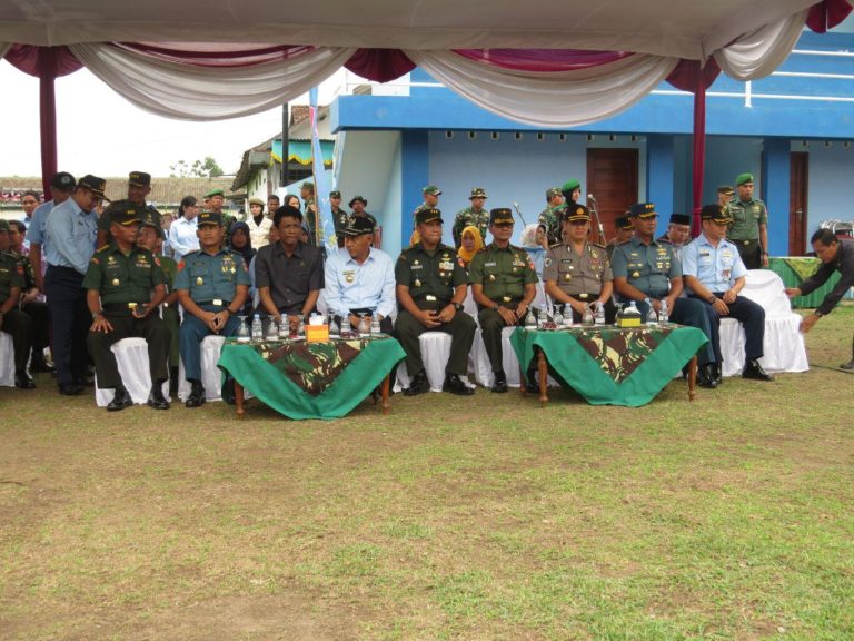 Perwira TNI Dan Polri Hadiri Upacara Penutupan TMMD Reg 103