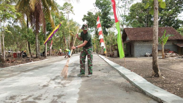 Pembersihan Sisa Material di Jalan Dusun Temuwuh