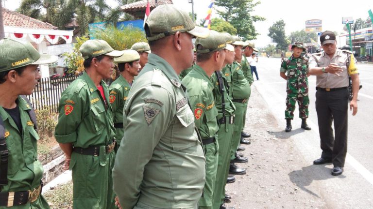 Babinsa Dan Babhinkamtibmas Kompak Dalam Kegiatan Pembinaan Linmas