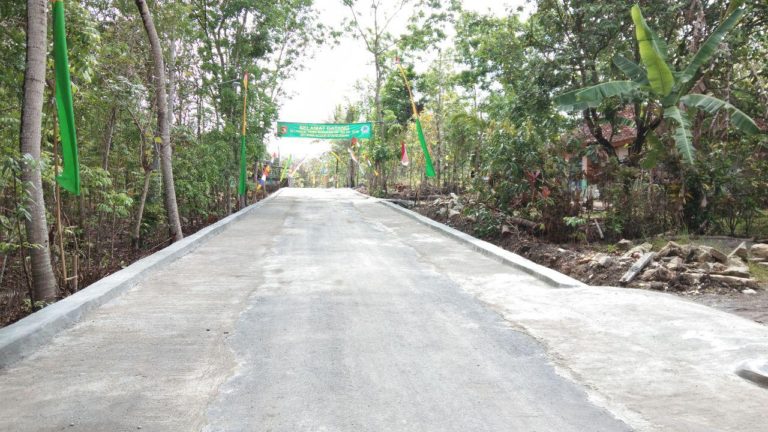 Jalan Dusun Temuwuh Tampak Bersih Dan Lebar, Setelah Pekerjaan Talud Dan Cor Selesai