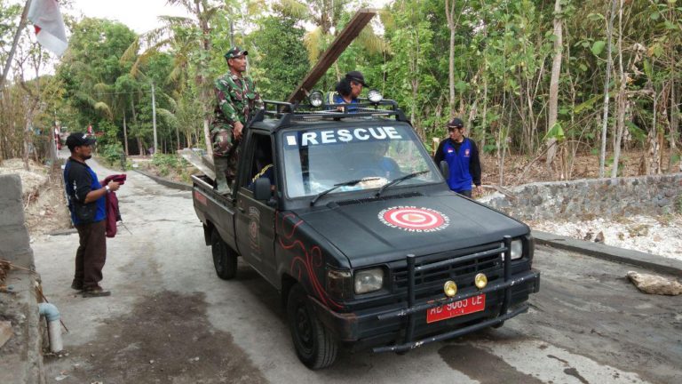 Satgas Tagana Turunkan Kendaraan Untuk Angkut Material Di Lokasi TMMD