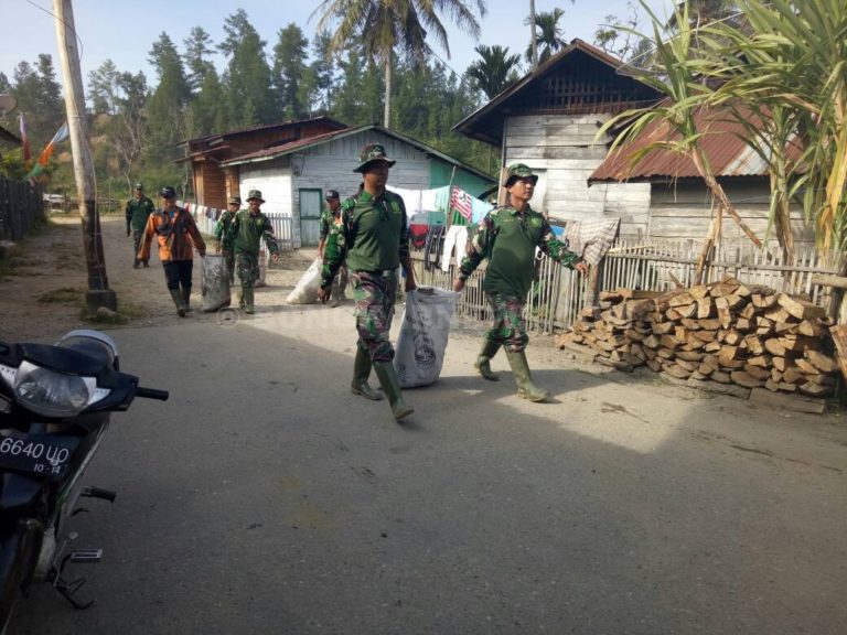 Warga Balecatur Dibantu Anggota Koramil 17 Gamping Bersihkan Sisa Material