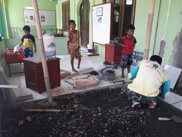 Satgas TMMD Bekerja, Anak Anak Antusias Menemani Sambil Bercanda
