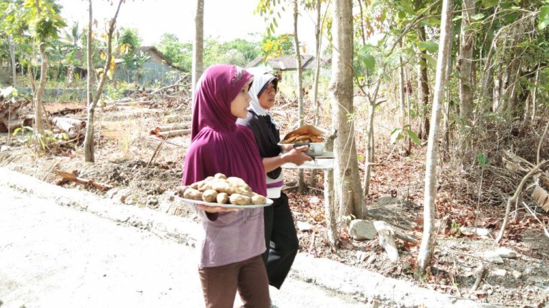 Ibu Ibu Hantarkan Makanan Untuk Satgas TMMD