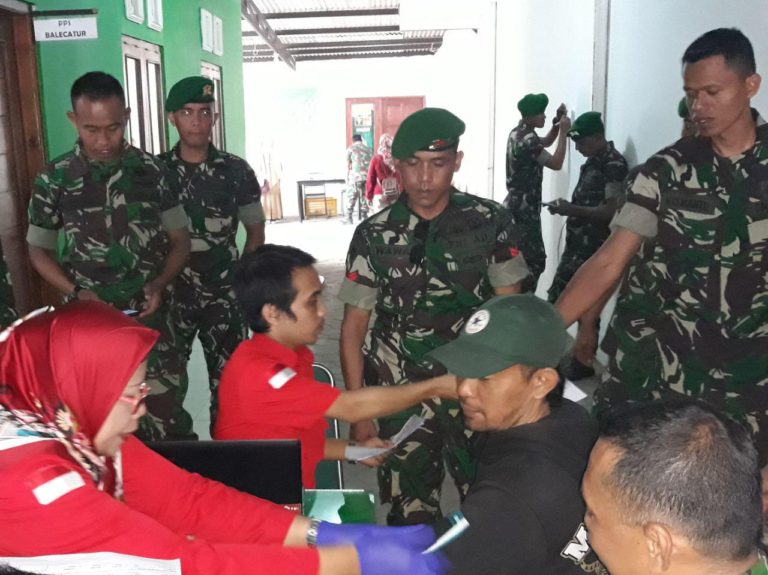 Satgas TMMD Reg 103 Sumbangkan Darah Lewat Kegiatan Donor Darah di lokasi TMMD