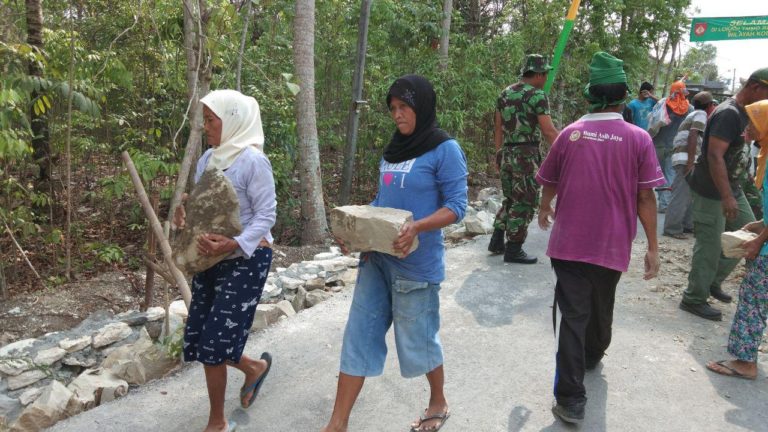 Tak Ada Lagi Perbedaan Gender Ibu Ibu Berbaur Di Kegiatan TMMD