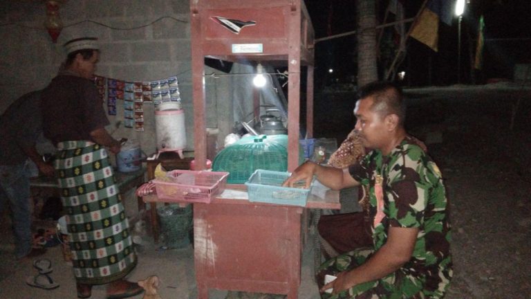 Komunikasi Terjalin Antara Satgas TMMD Dengan Warga Temuwuh Di Warung Angkringan