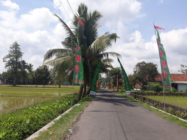 Jelang Penutupan, Sudah Dilakukan Persiapan Dengan Pasang Umbul Umbul Di Jalan Menuju Lapangan
