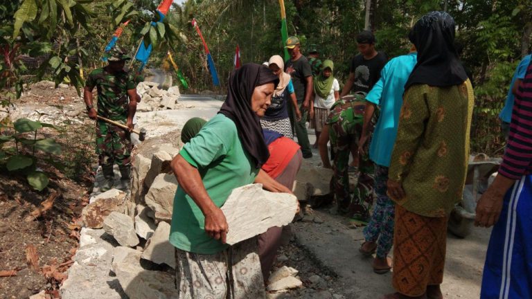 Usia Tua Tak Halangi Ibu Ibu Dalam Membantu Satgas TMMD