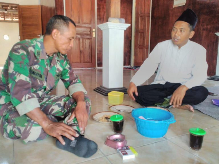 Di Saat Istirahat Satgas TMMD Komsos Ke Tokoh Agama