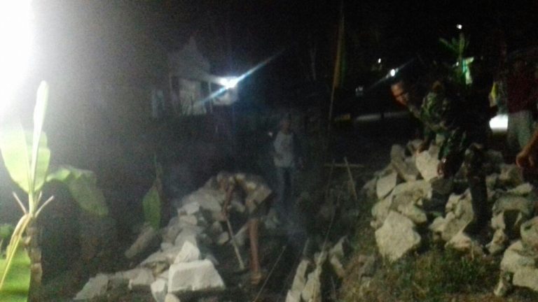 Kerja Hingga Malam Satgas TMMD Tetap Semangat