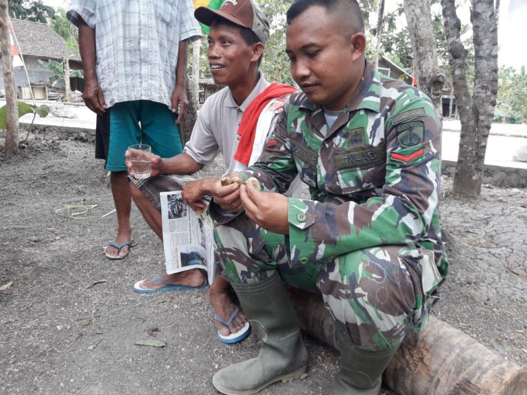 Satgas TMMD Ngobrol Bersama Sambil Nikmati Singkong Rebus