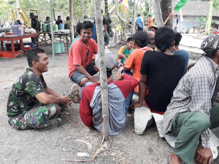 Bekerja Bersama, Istirahatpun Bersama Itulah Yang Dilakukan Satgas TMMD Dan Warga