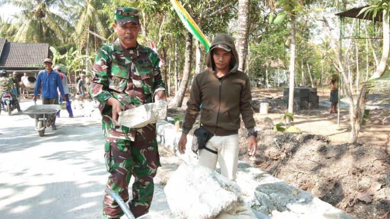 Tiada Kata Sungkan Dan Canggung Danramil Ikut Angkat Batu