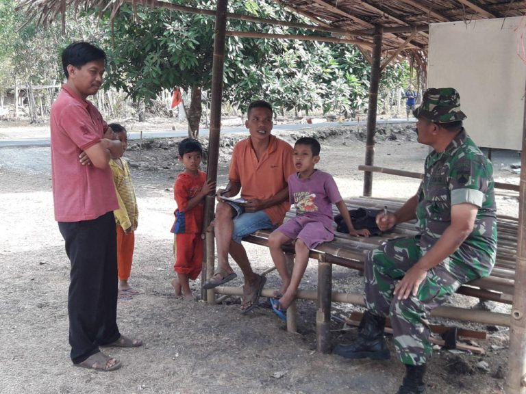 Pasilog Satgas TMMD Ngobrol Bareng Warga Saat Istirahat