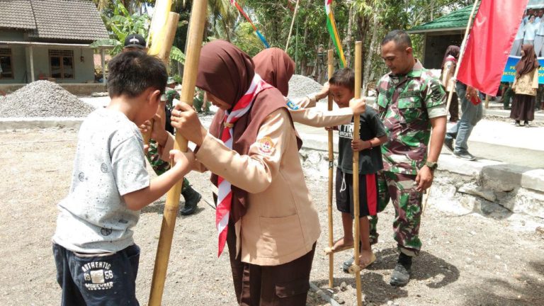 Isi Istirahat Dengan Bermain Egrang Bersama Anak Anak Temuwuh