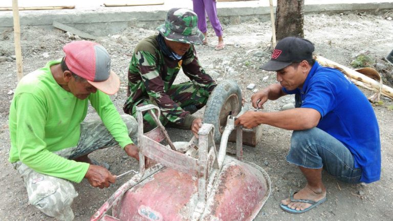 Angkong Rusak Di Perbaiki Sendiri Oleh Satgas TMMD