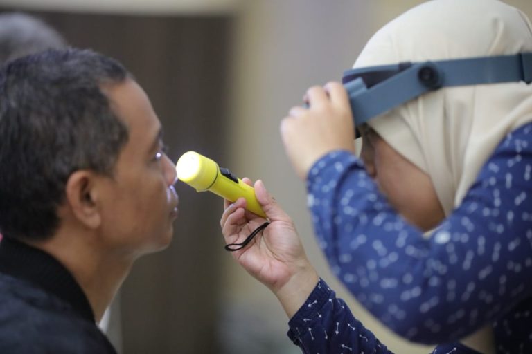 299 Orang Lolos Screening Operasi Katarak Gratis DJP Wajib Pajak Besar