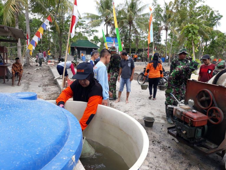 Terlihat Perempuan Dari Rescue Gamping Berbaur Bantu Satgas TMMD Angkat Material