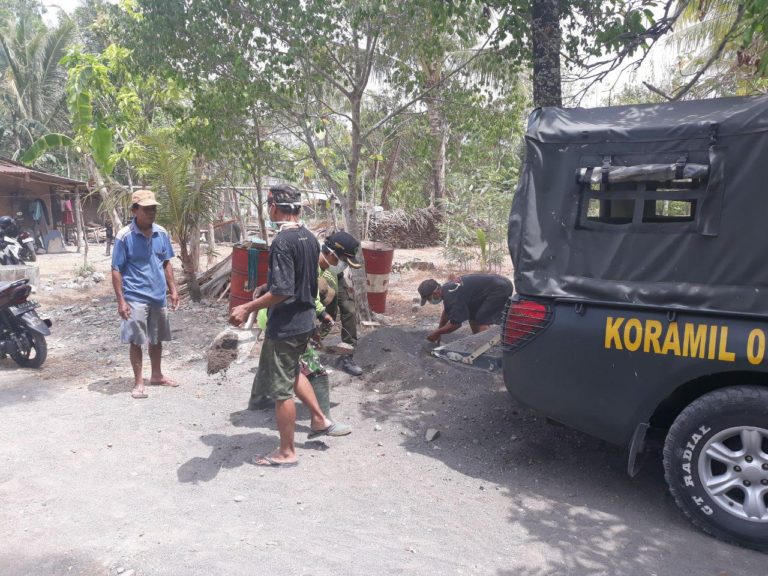 Mobil Dinas Koramil 1 Cangkringan Di Turunkan Untuk Angkut Material Pasir