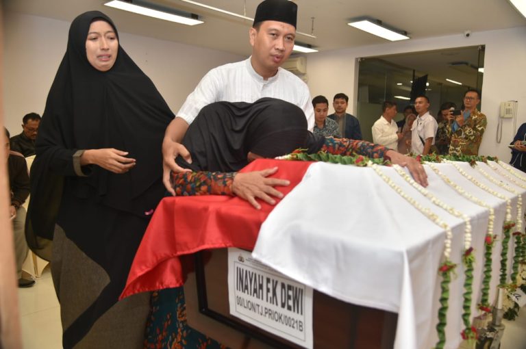 Suasana Sedih Iringi Pelepasan Jenazah Karyawan Kementerian ESDM Korban Lion Air