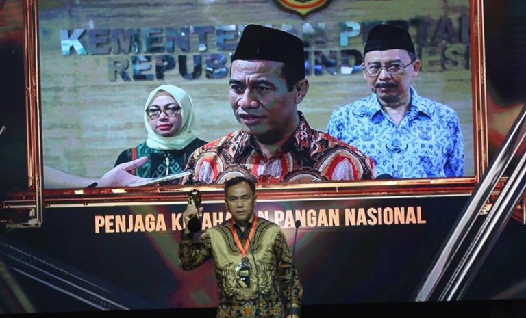 Mentan Amran Raih Penghargaan Penjaga Ketahanan Pangan Nasional