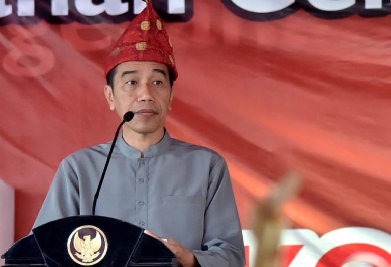 Presiden Jokowi dan Ibu Iriana Terima Gelar Adat Komering