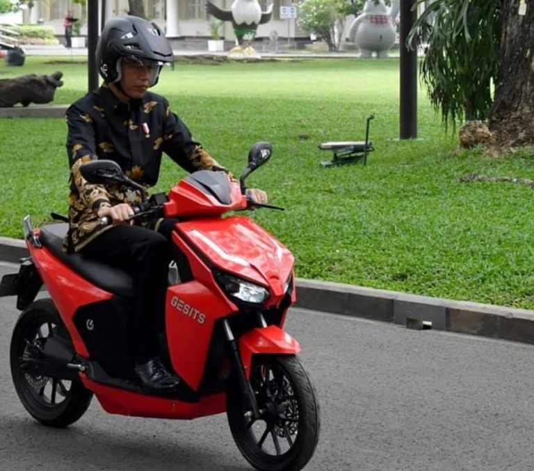 Jajal Motor Listrik Gesits, Jokowi: Saya akan beli 100