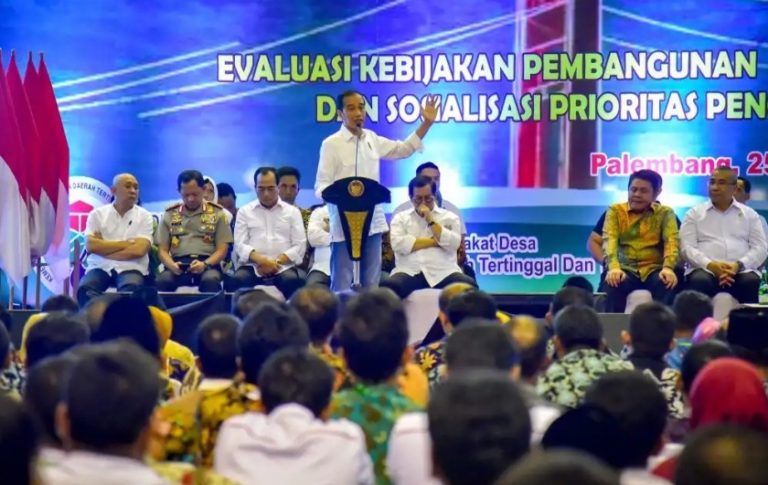 Jokowi: Saya Perintahkan Menteri PUPR Beli Karet dari Rakyat