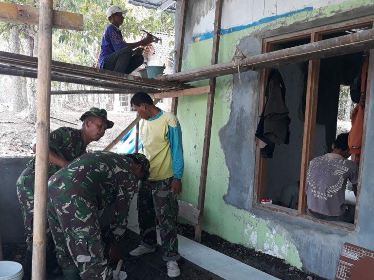 Satgas TMMD Ukur Betul Betul Agar Keramik Terpasang Dengan Rapi