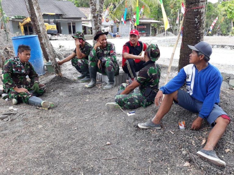 Sambil Istirahat Satgas TMMD Dan Warga Saling Bercerita Lelucon Tertawa Pun Meledak