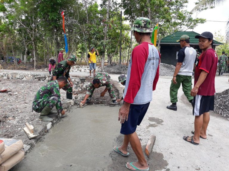Kejar Target, Satgas TMMD Kebut Kerjakan Cor Jalan Di Dusun Temuwuh