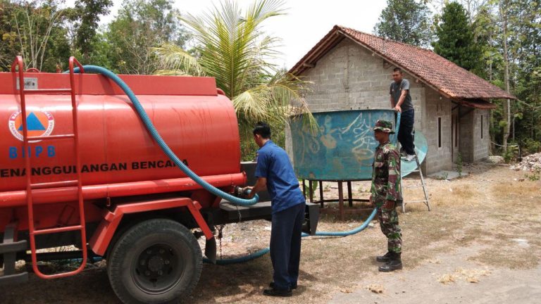 Saat Kemarau Dusun Temuwuh Kekurangan Air, Satgas TMMD Gandeng BPBD Sleman Datangkan Air Bersih