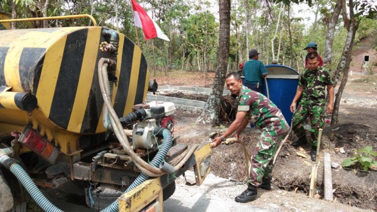 Peltu Sumaryono Lakukan Droping Air Untuk Kebutuhan Kerja Satgas TMMD