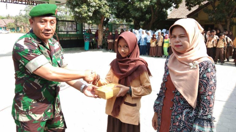 Selesai Upacara Di Lapangan SD Balecatur, Dilanjutkan Pemberian Kaca Mata Gratis Oleh Satgas TMMD Reg 103