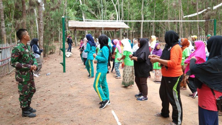 Kegiatan Senam Bersama Pererat Tali Silaturahmi Satgas TMMD, Mahasiswa Dan Warga