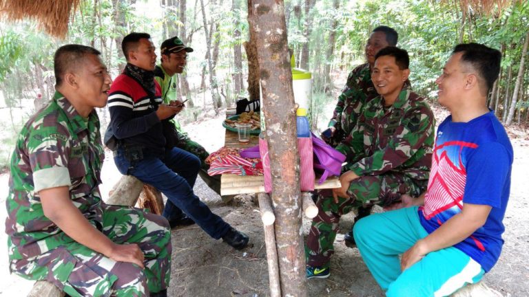 Istirahat Bersama Sembari Bahas Perkembangan TMMD Reg 103 Kodim Sleman