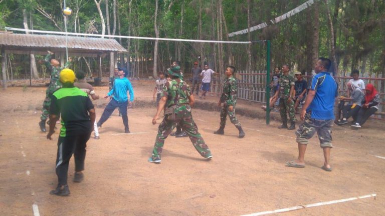 Semangat TMMD Kodim 0732/ Sleman saat bermain volly bersama warga