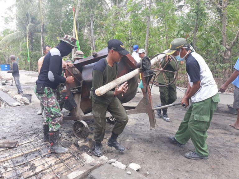 Butuh Kerjasama Dan Kekompakan Dalam Memindahkan Mesin Molen Yang Berat